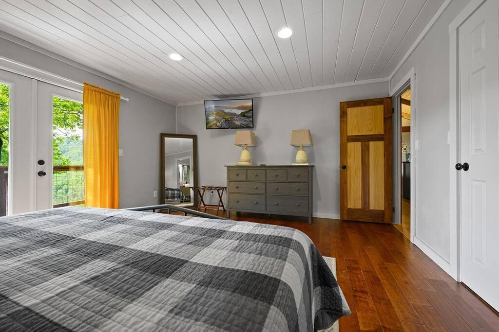 Chic Private W/ Epic Views & Amenities!