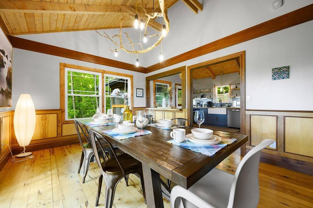 Chic Private W/ Epic Views & Amenities!
