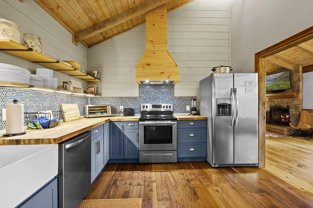 Chic Private W/ Epic Views & Amenities! *