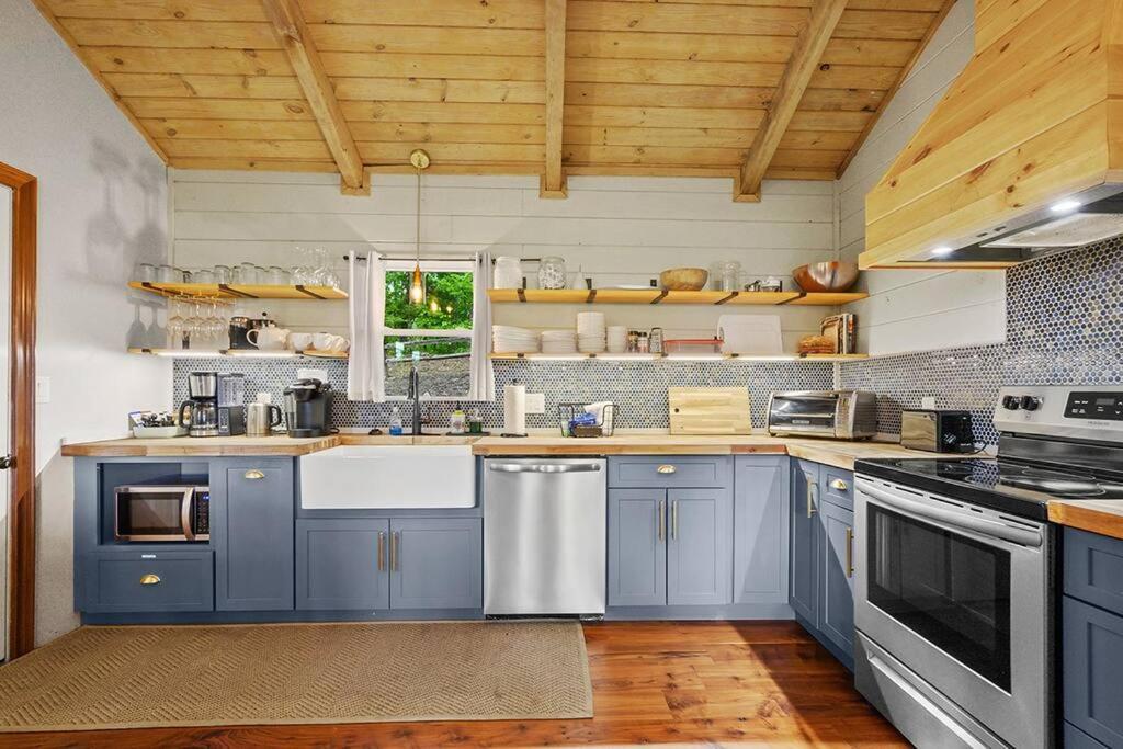 Chic Private W/ Epic Views & Amenities! Holiday home