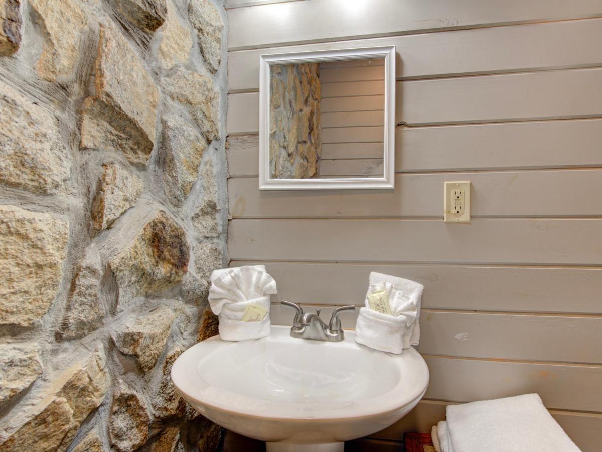Holiday home Splashing Sunrise, 2 Bedrooms, Private Pool, Arcade, Hot Tub, Sleeps 6