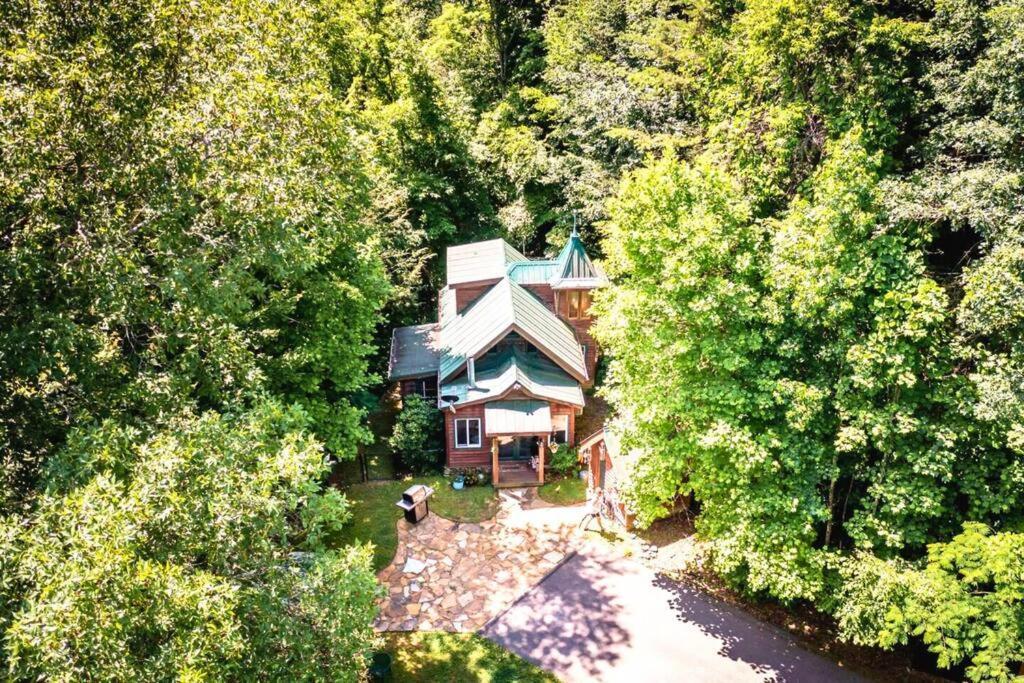 Romantic Gem, 2 Acres, Hot Tub, Free Pet, King Bed Holiday home
