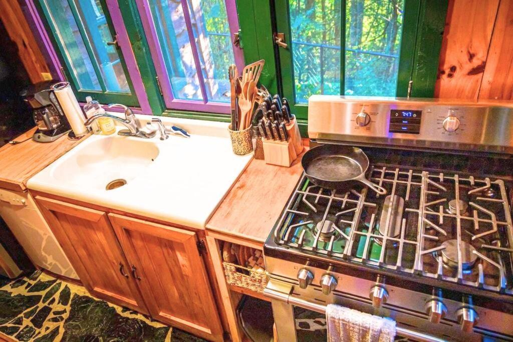 Romantic Gem, 2 Acres, Hot Tub, Free Pet, King Bed * Pigeon Forge