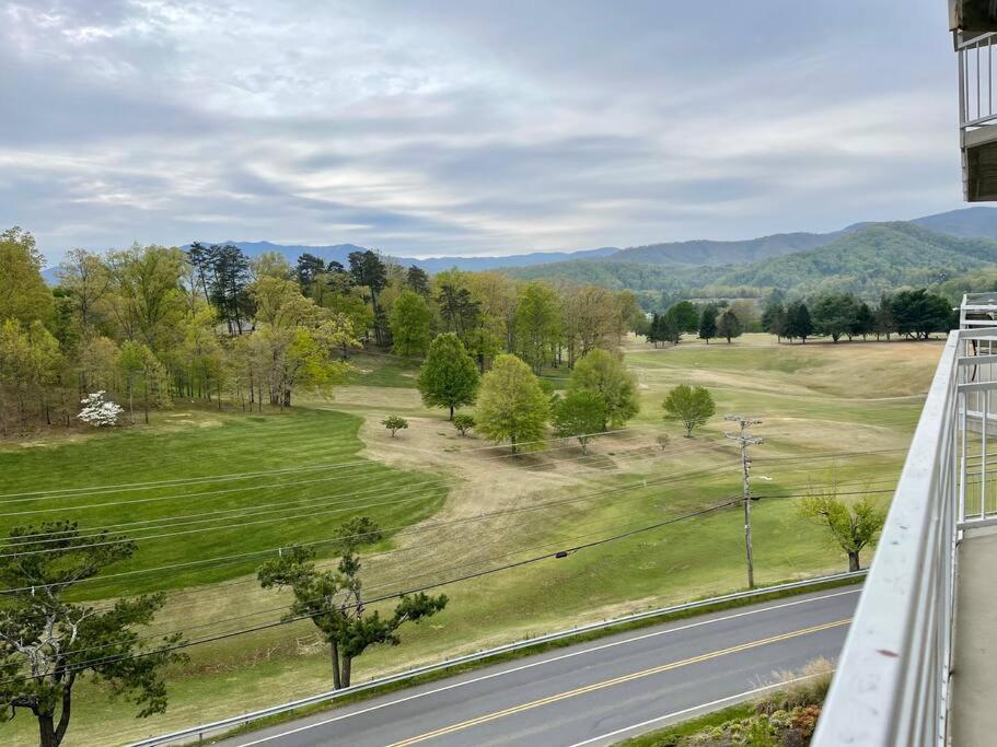 Amazing Mountain Views, 5 Min To Dollywood&parkway Apartment