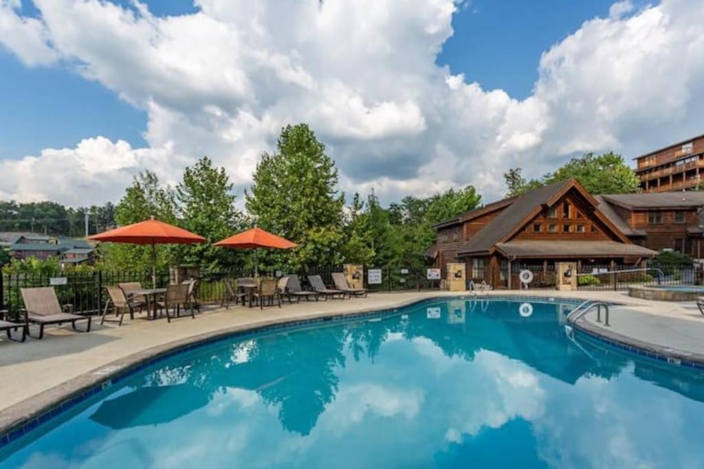 Dollywood Family Resort: Seasonal Pools, Hot Tub & Arcade