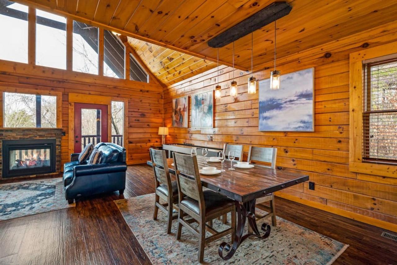 New Redesigned Mtn Retreat Holiday home Pigeon Forge