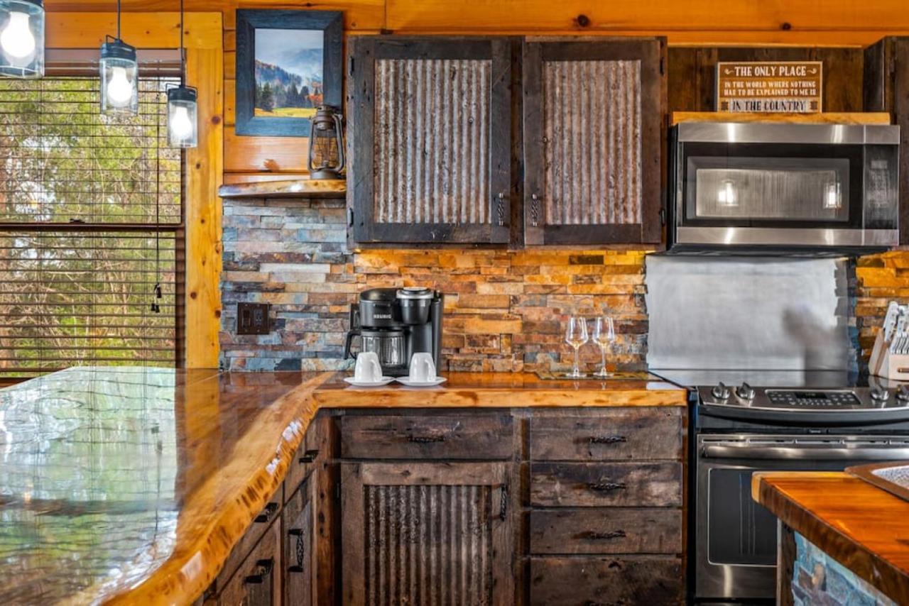 New Redesigned Mtn Retreat * Pigeon Forge