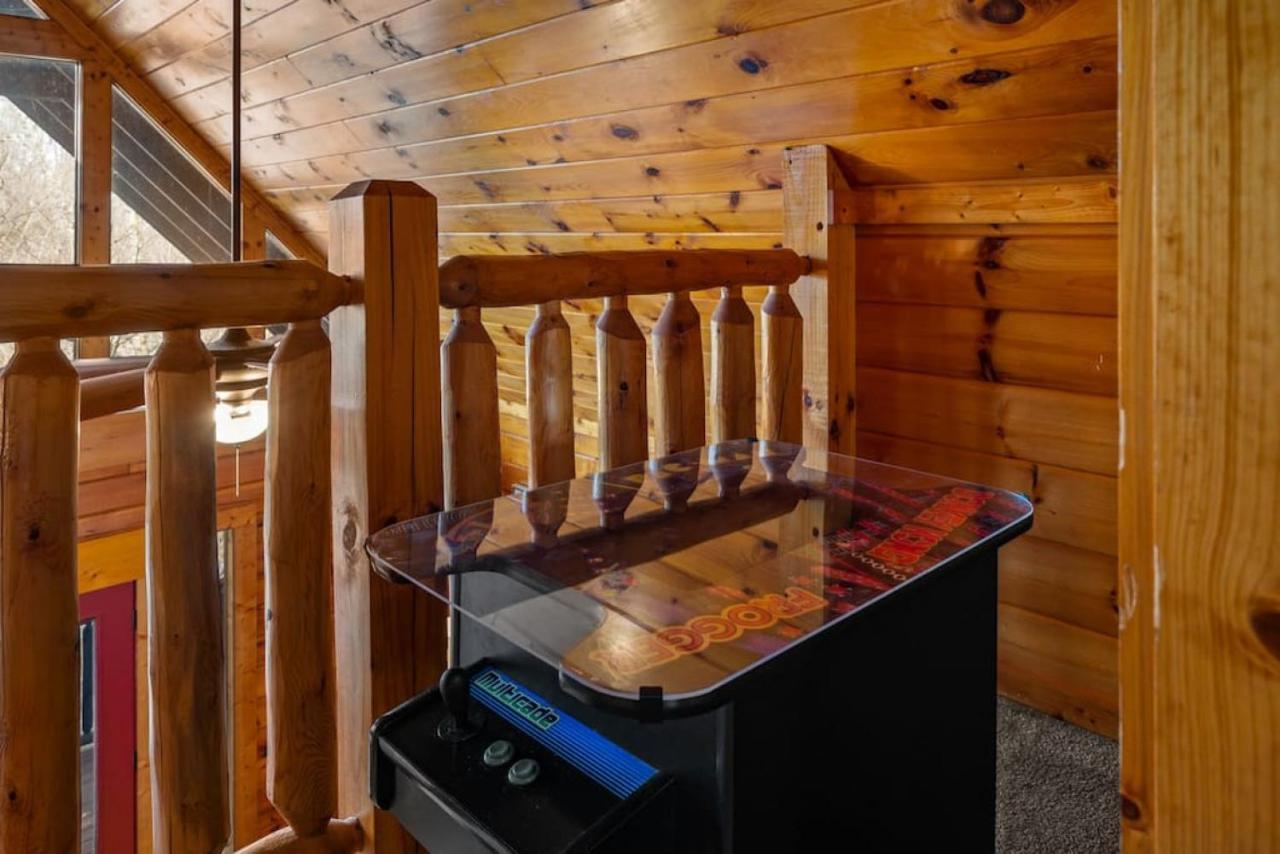 New Redesigned Mtn Retreat Holiday home Pigeon Forge