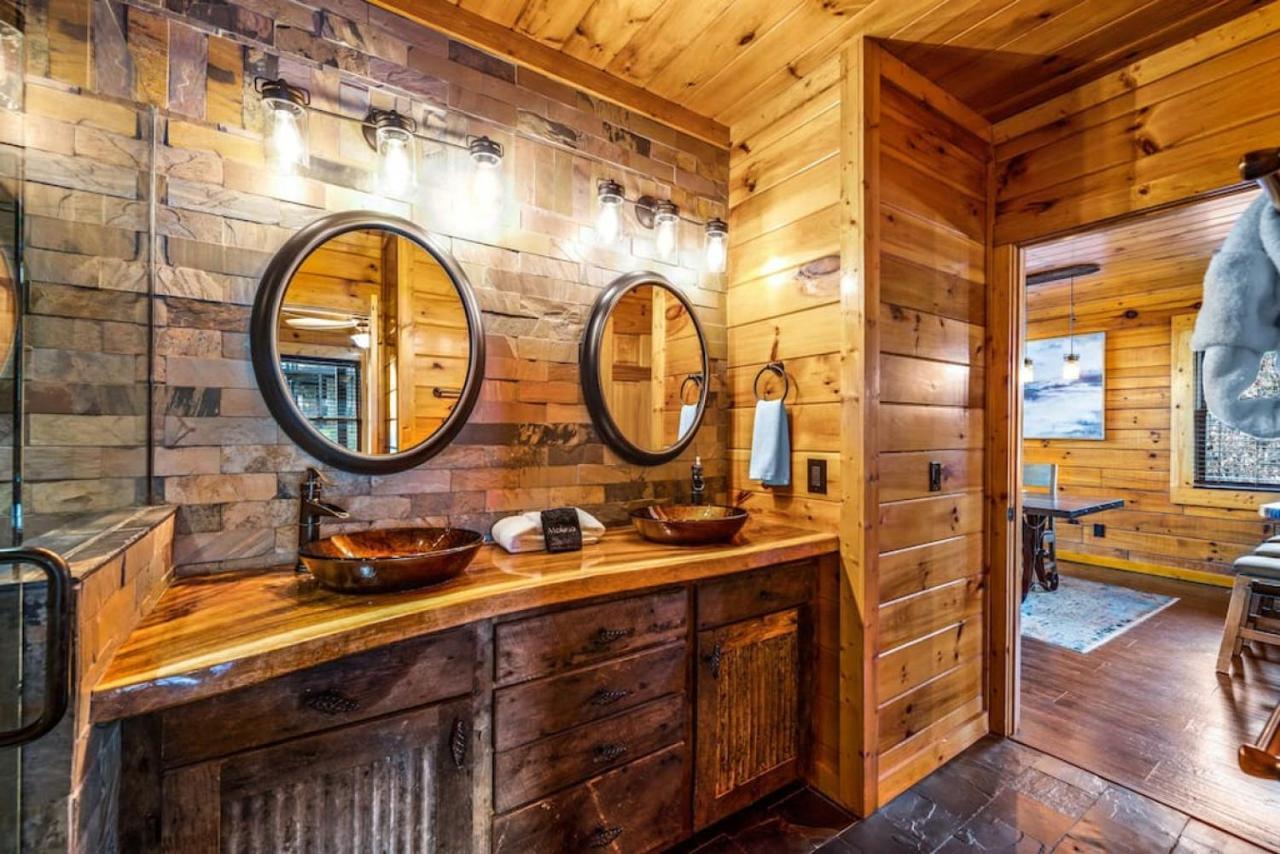 New Redesigned Mtn Retreat Holiday home Pigeon Forge