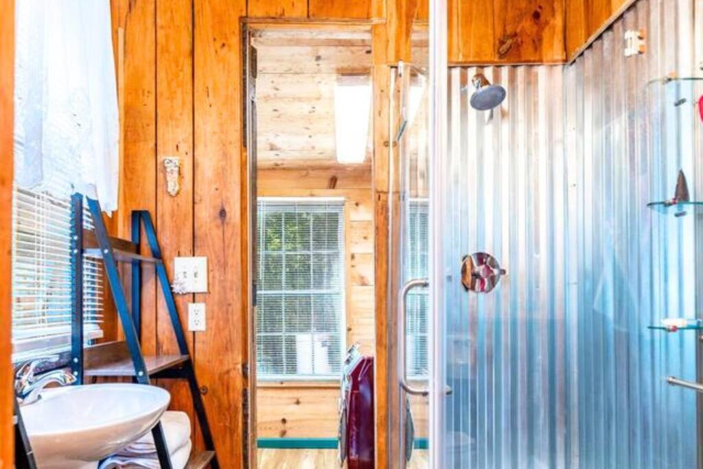 Romantic Gem, 2 Acres, Hot Tub, Free Pet, King Bed Holiday home