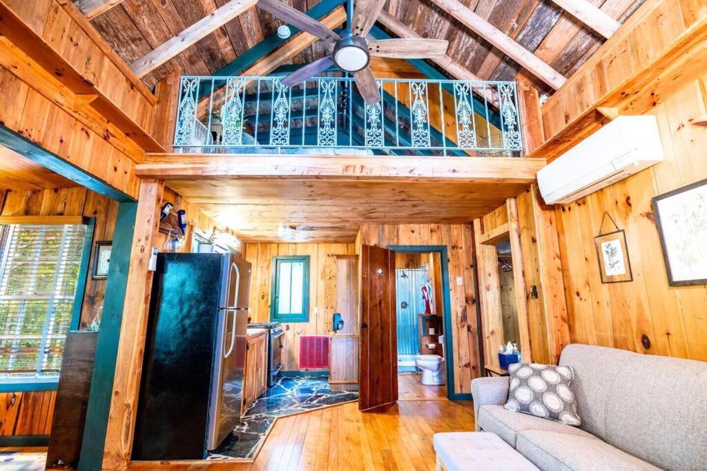 Romantic Gem, 2 Acres, Hot Tub, Free Pet, King Bed *