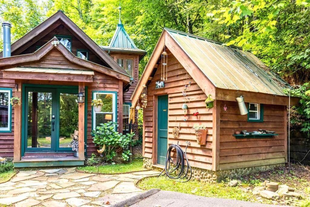 Holiday home Romantic Gem, 2 Acres, Hot Tub, Free Pet, King Bed *