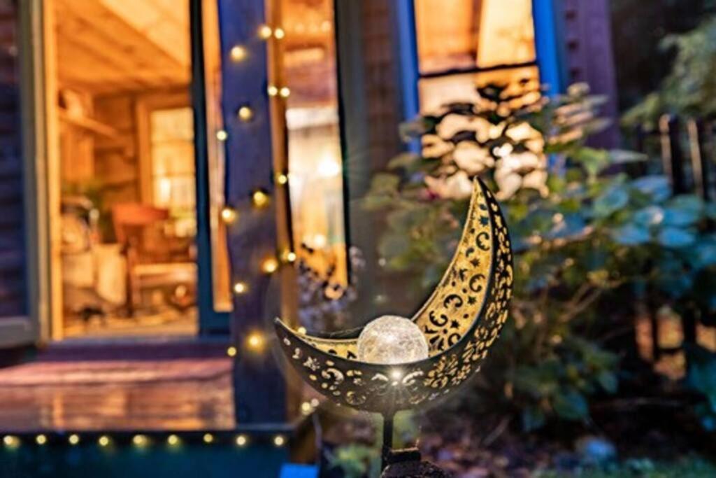 Romantic Gem, 2 Acres, Hot Tub, Free Pet, King Bed