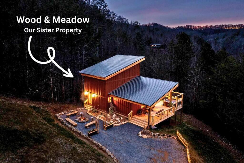Romantic Gem, 2 Acres, Hot Tub, Free Pet, King Bed Pigeon Forge
