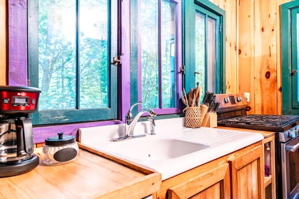 Romantic Gem, 2 Acres, Hot Tub, Free Pet, King Bed * Pigeon Forge