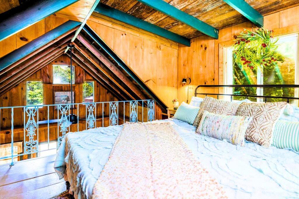 Romantic Gem, 2 Acres, Hot Tub, Free Pet, King Bed *