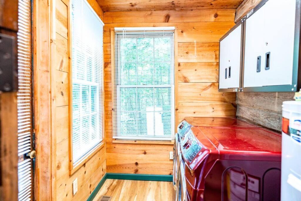 Romantic Gem, 2 Acres, Hot Tub, Free Pet, King Bed Holiday home Pigeon Forge
