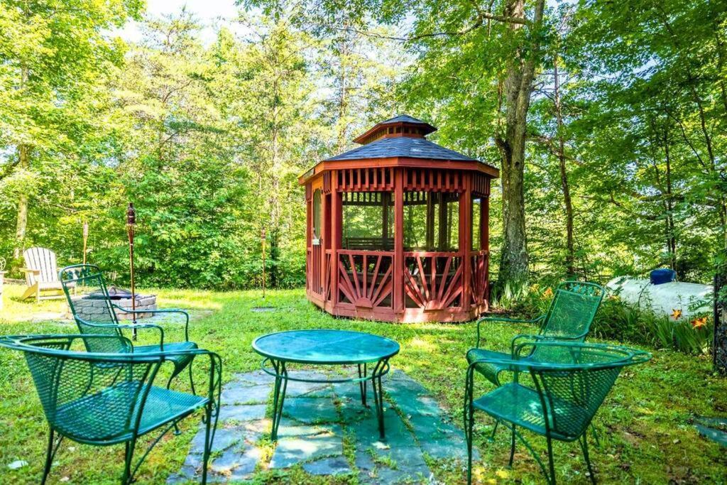 Romantic Gem, 2 Acres, Hot Tub, Free Pet, King Bed