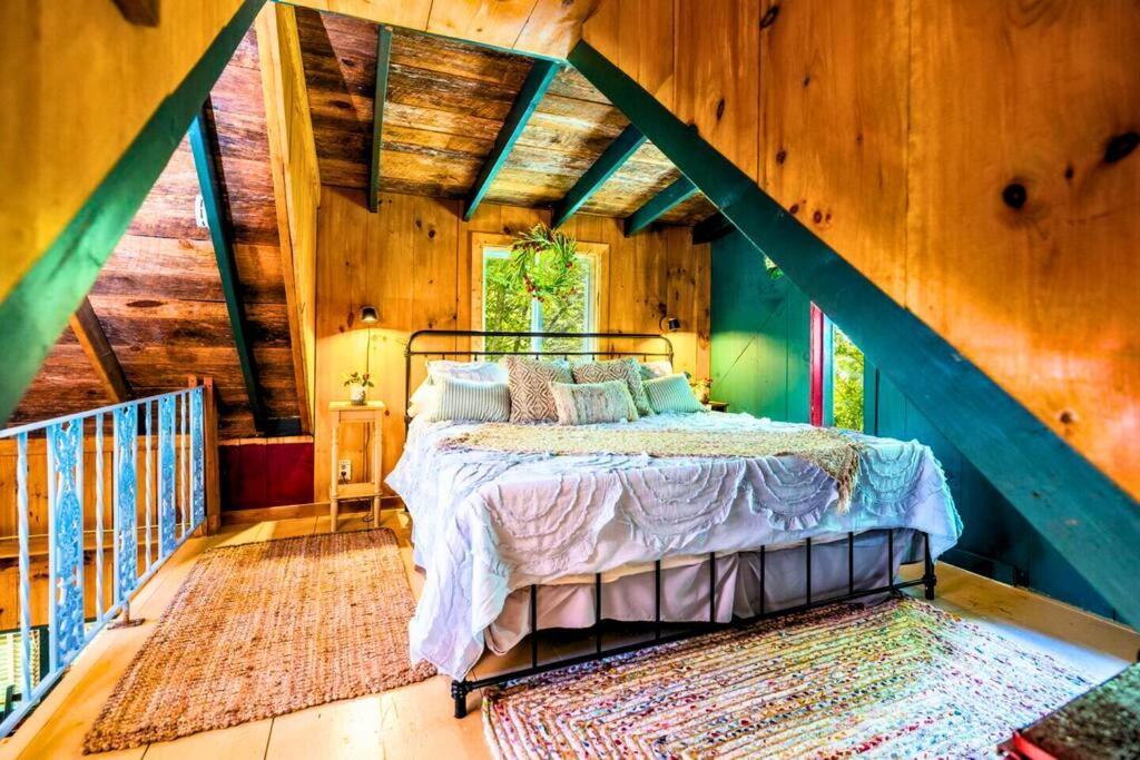 Romantic Gem, 2 Acres, Hot Tub, Free Pet, King Bed Holiday home Pigeon Forge