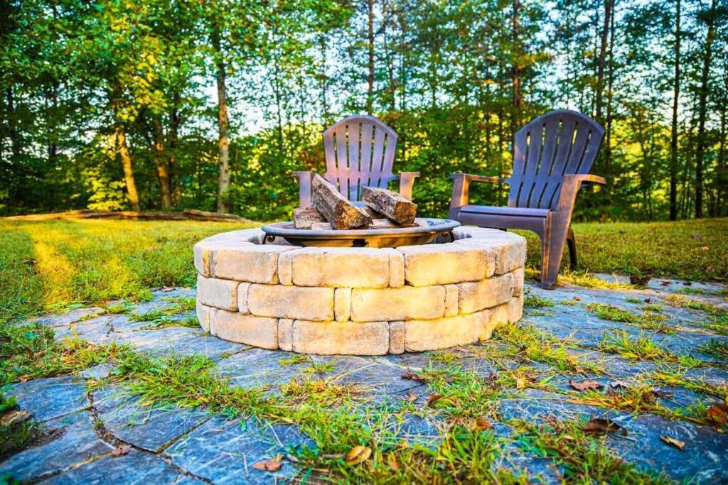 Romantic Gem, 2 Acres, Hot Tub, Free Pet, King Bed Holiday home Pigeon Forge