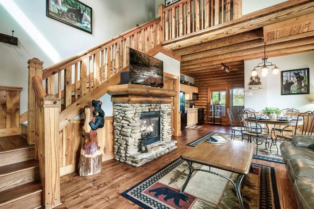 Dollywood Family Resort: Seasonal Pools, Hot Tub & Arcade Pigeon Forge