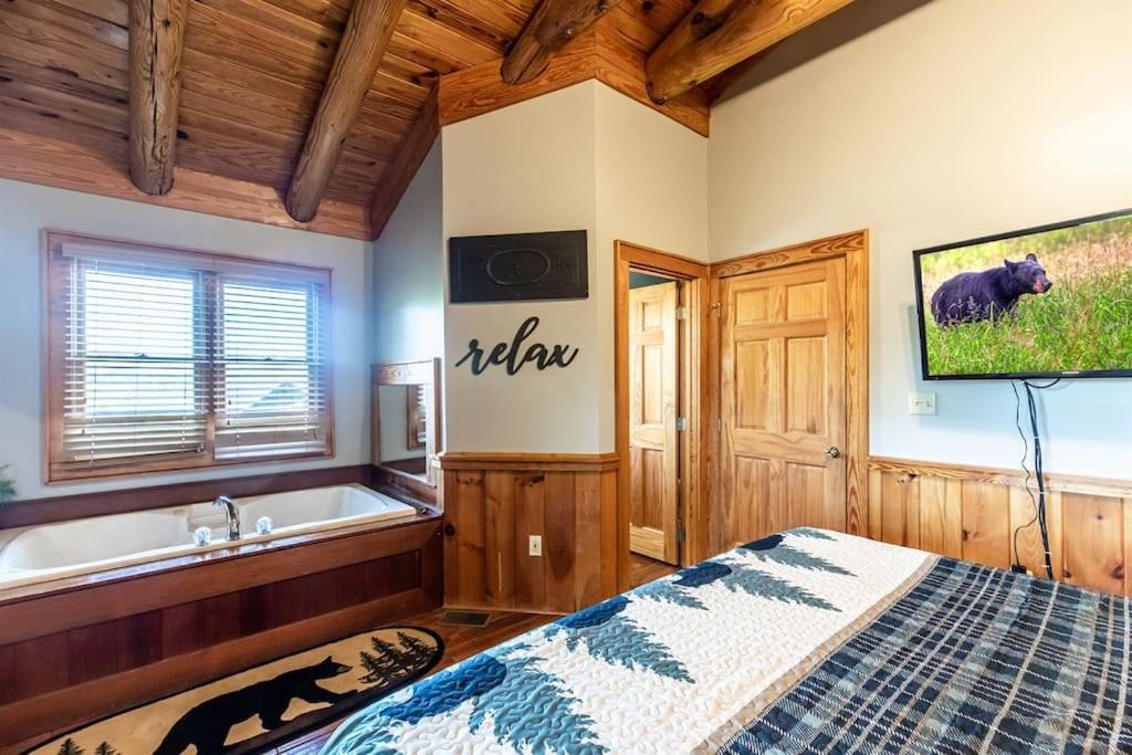 Dollywood Family Resort: Seasonal Pools, Hot Tub & Arcade