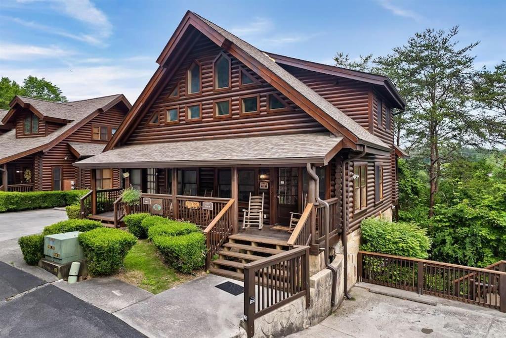 Dollywood Family Resort: Seasonal Pools, Hot Tub & Arcade