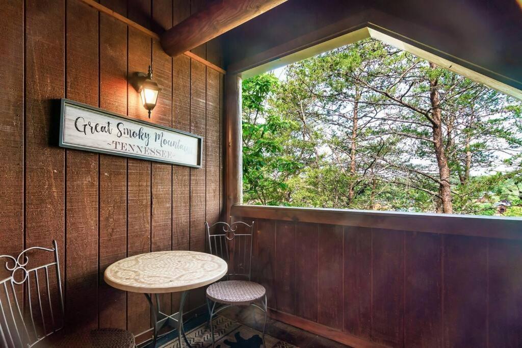 Dollywood Family Resort: Seasonal Pools, Hot Tub & Arcade * Pigeon Forge