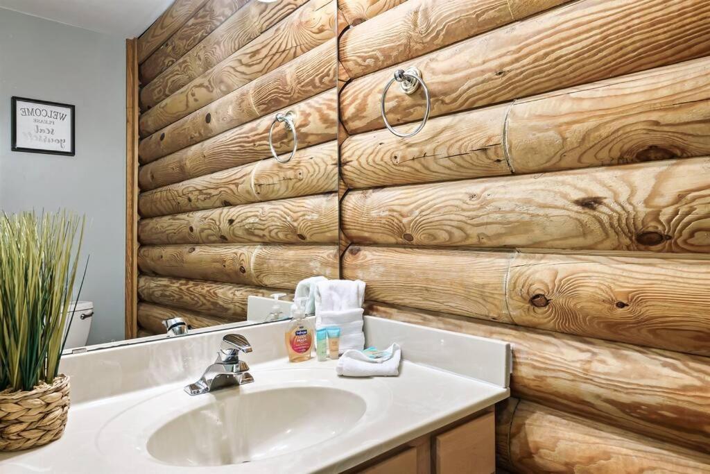 Dollywood Family Resort: Seasonal Pools, Hot Tub & Arcade * Pigeon Forge