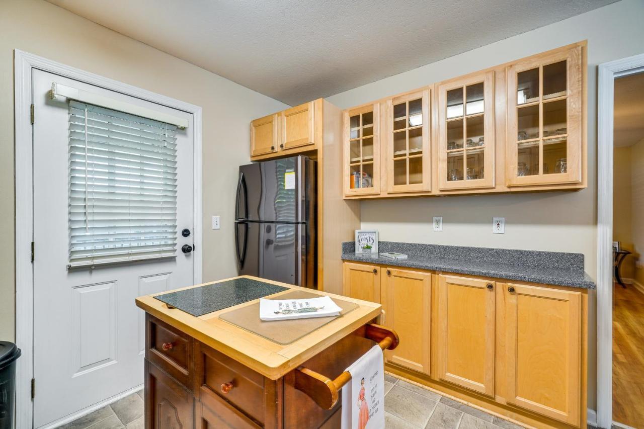 With Screened Porch, 3 Mi To Town!