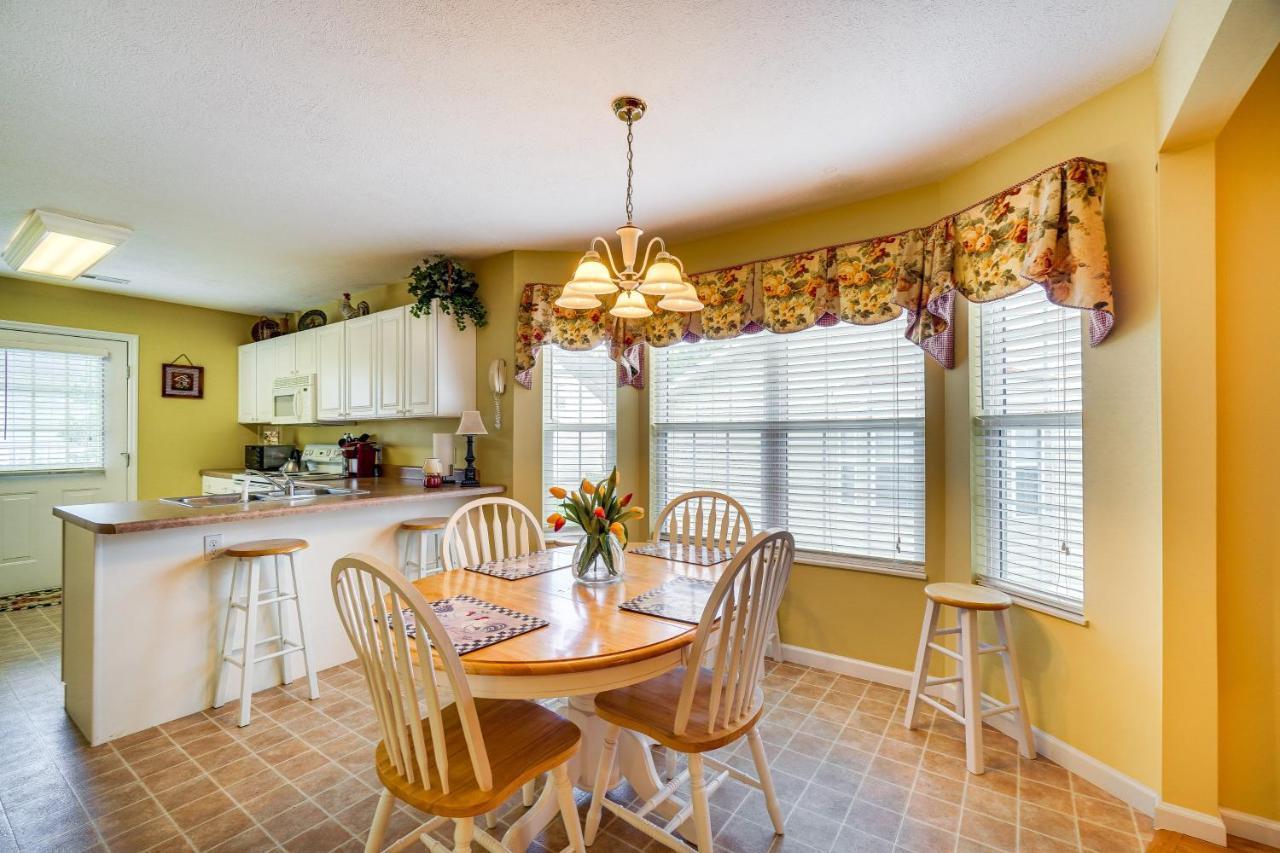 With Deck And Hot Tub Near Town! Holiday home Pigeon Forge