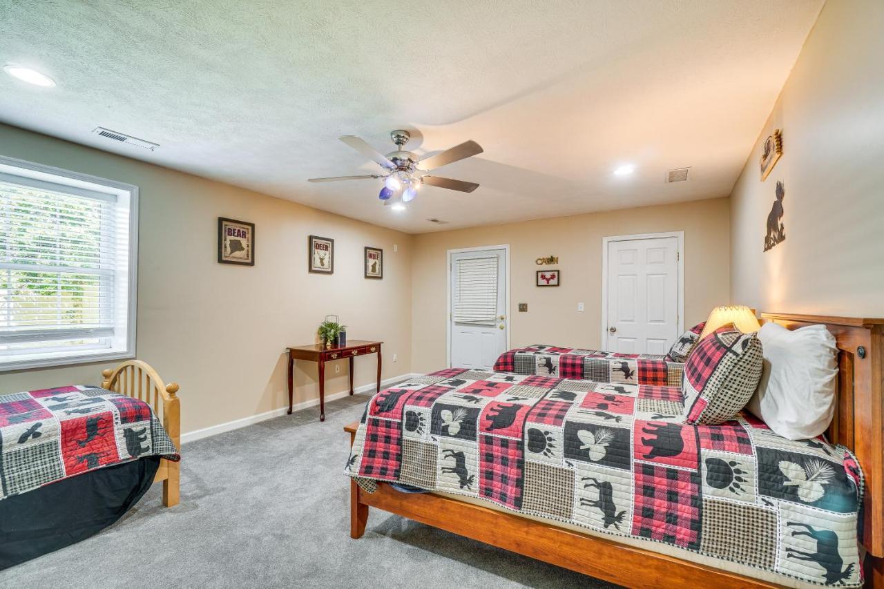 With Screened Porch, 3 Mi To Town! Holiday home *