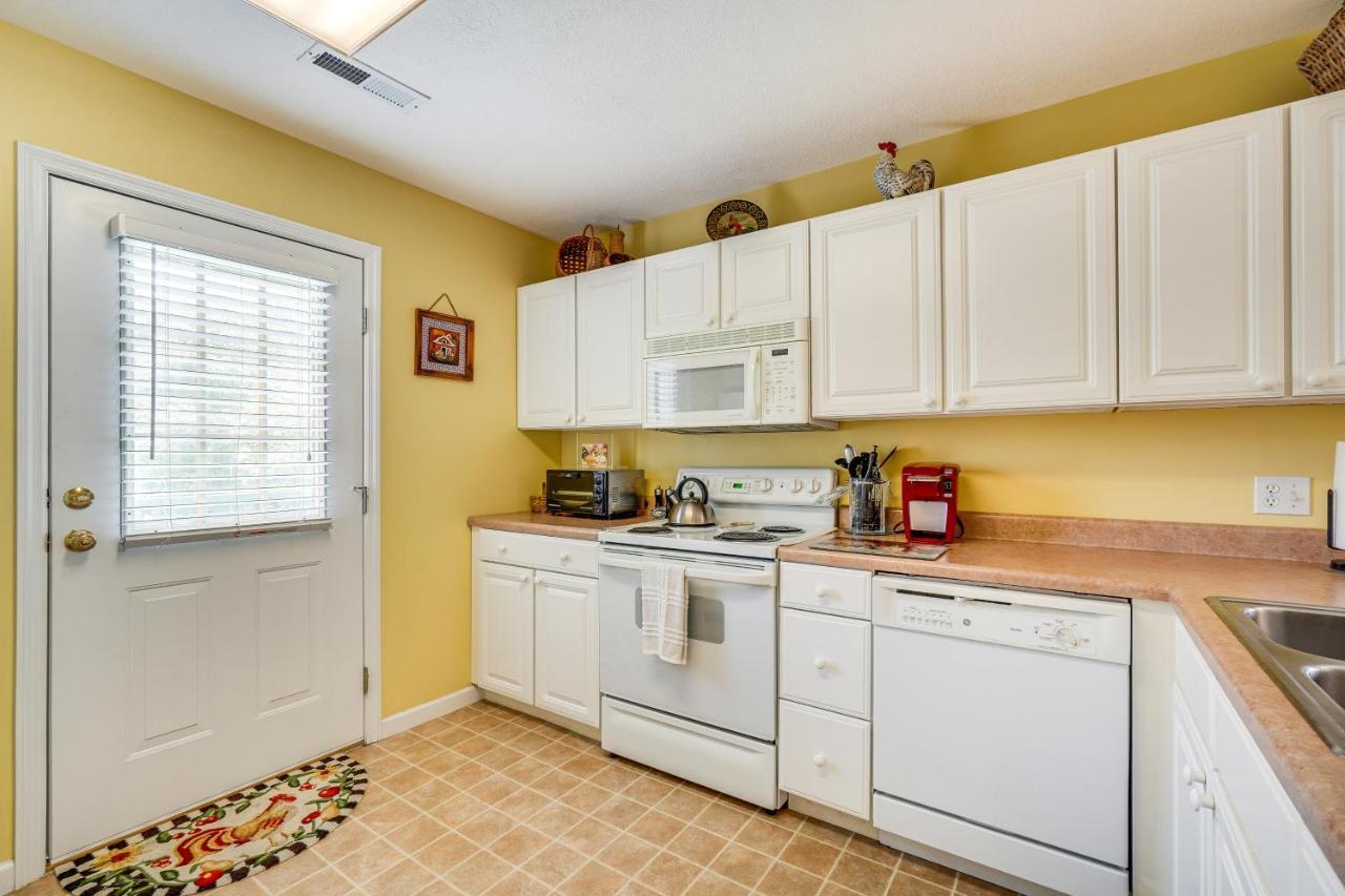 With Deck And Hot Tub Near Town! Holiday home Pigeon Forge