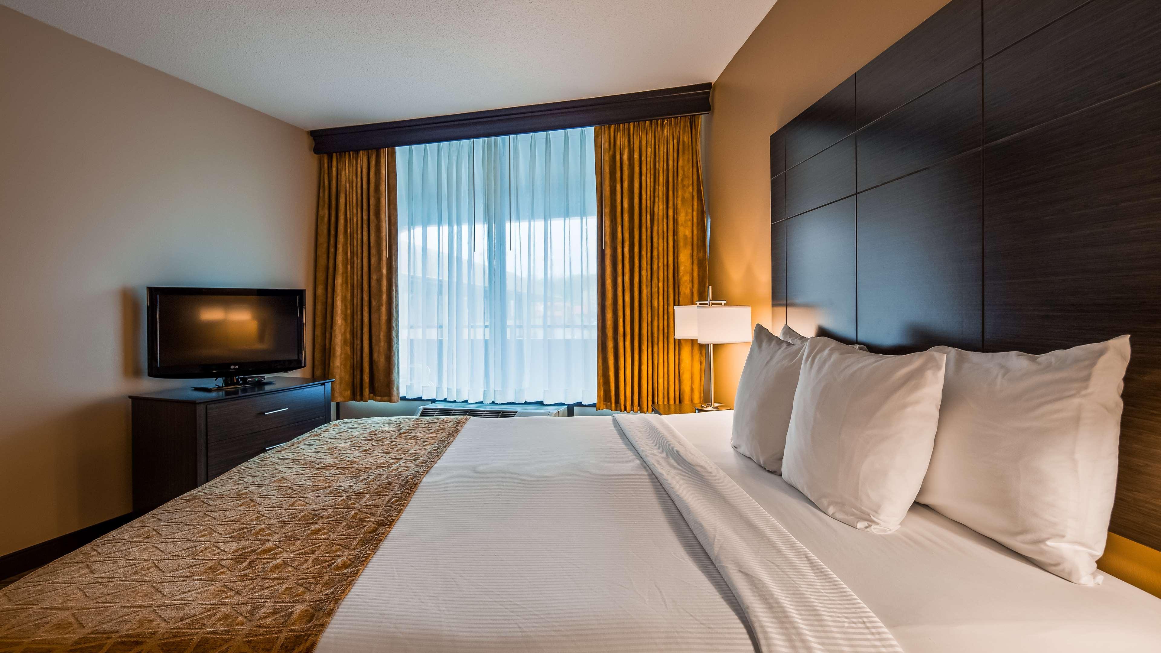 Western Toni 3* Pigeon Forge