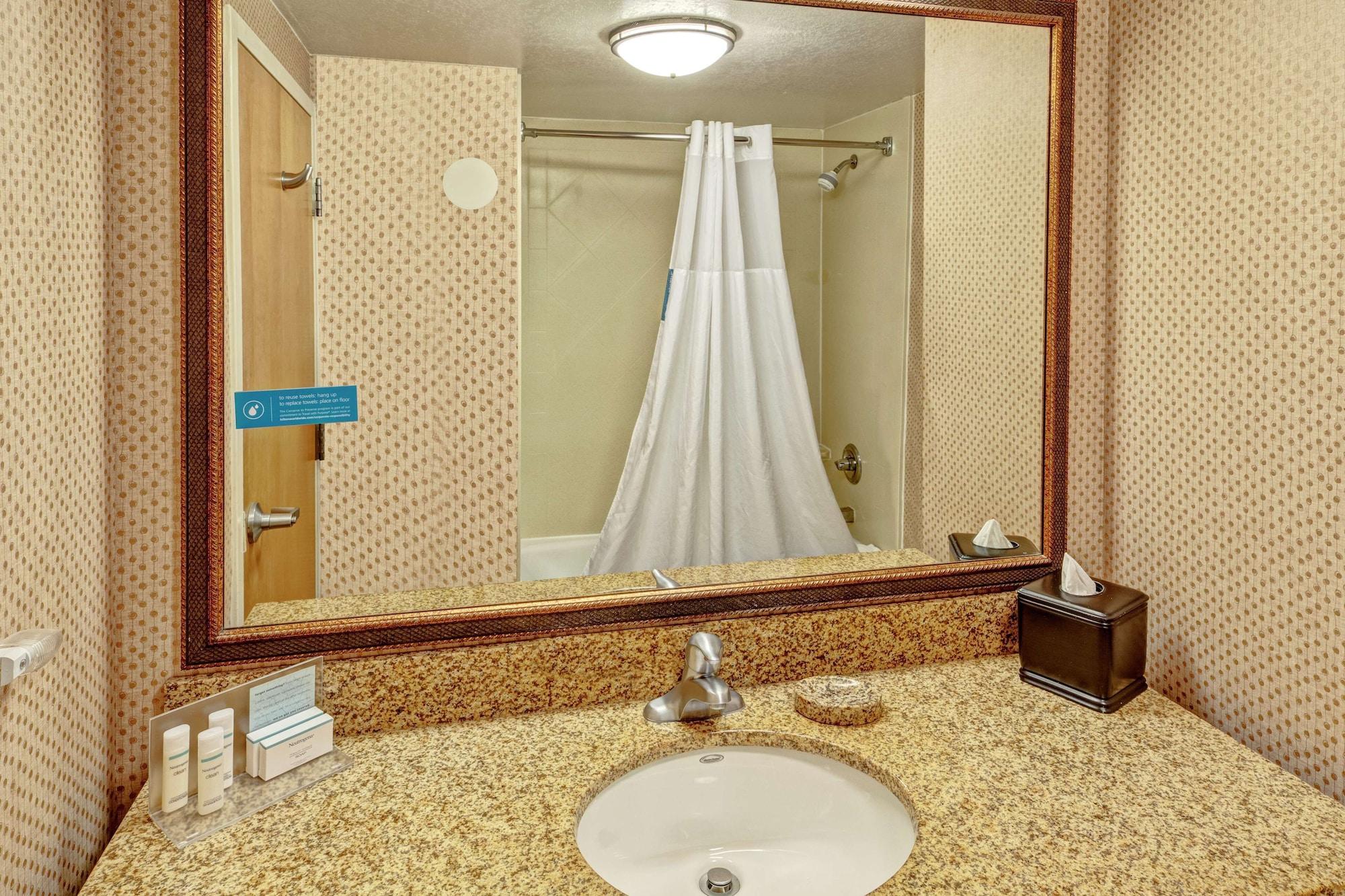Hampton & On The Parkway Hotel 3*