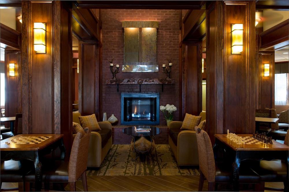 Hampton & On The Parkway Hotel 3*