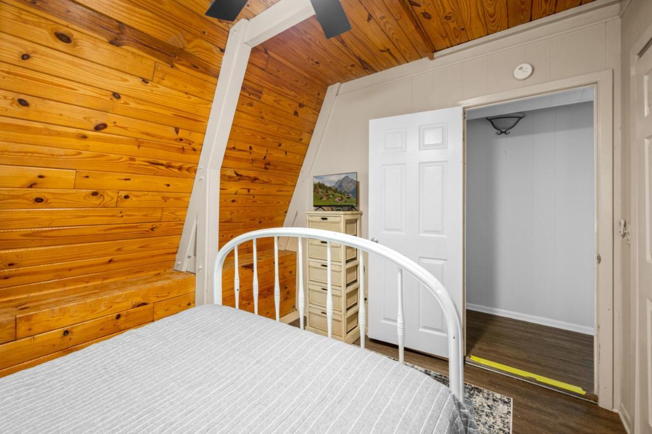Sugar Bear With Hot Tub And Fire Pit Holiday home Pigeon Forge