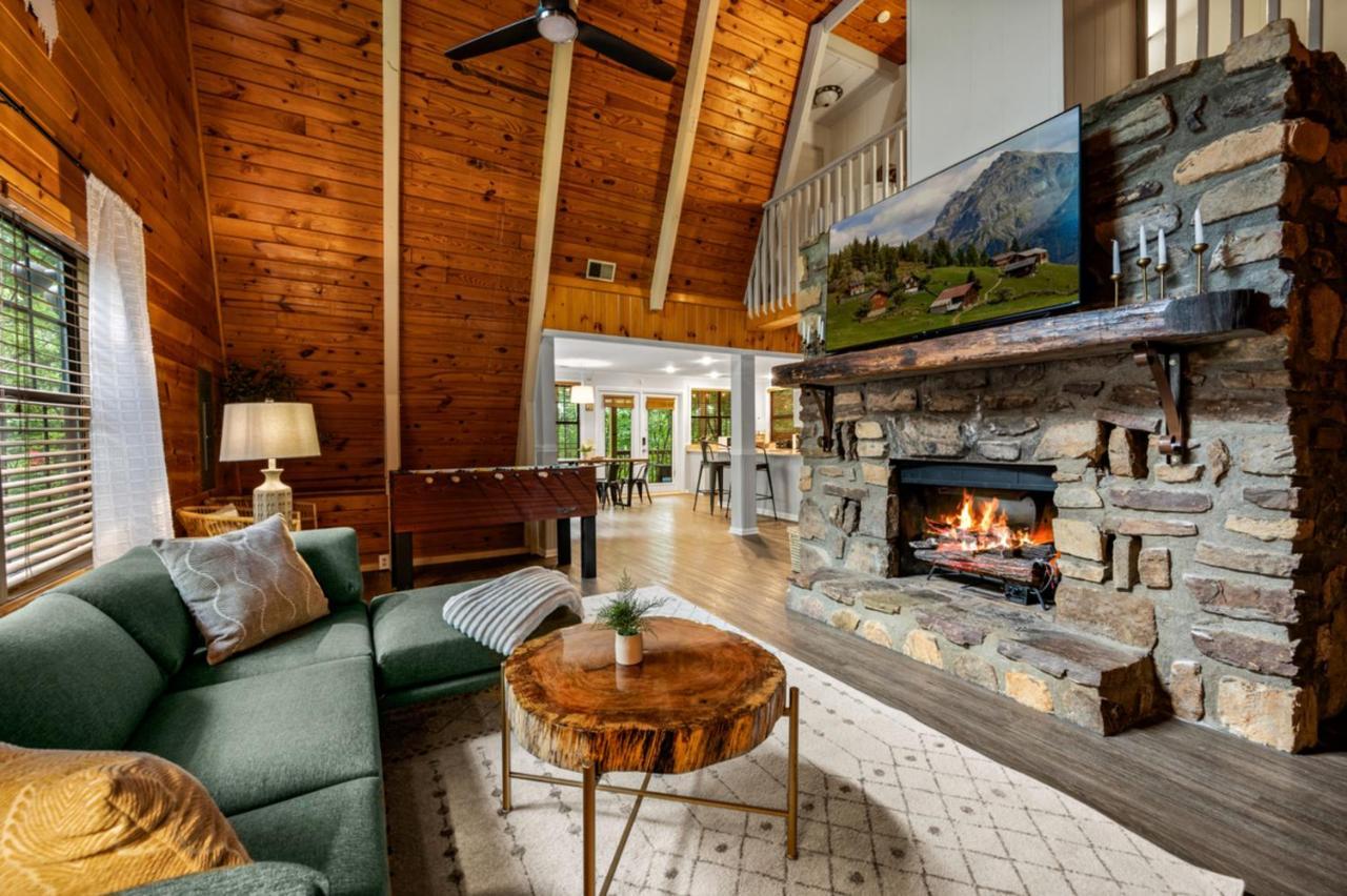 Sugar Bear With Hot Tub And Fire Pit Holiday home Pigeon Forge