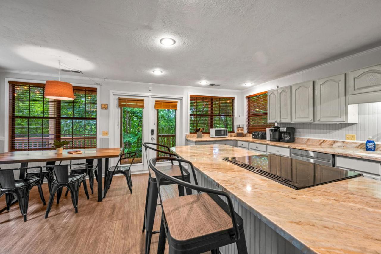 Sugar Bear With Hot Tub And Fire Pit Holiday home Pigeon Forge