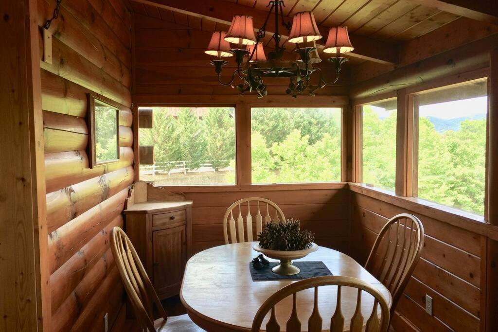 Smoky Mountain Retreat- With Modern Amenities In The Heart Of Pf