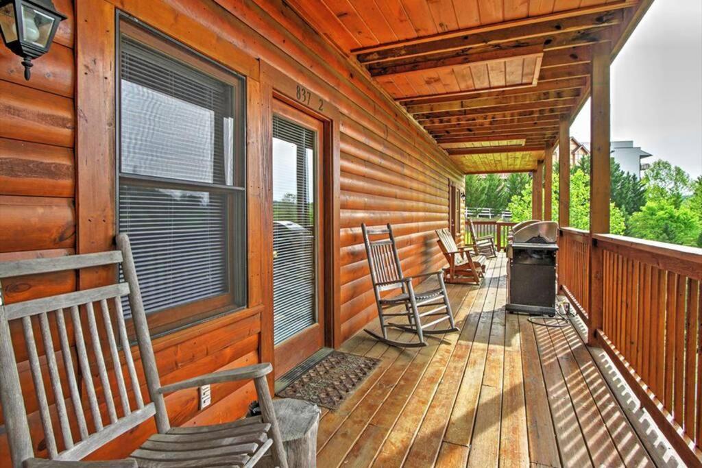 Smoky Mountain Retreat- With Modern Amenities In The Heart Of Pf Holiday home *