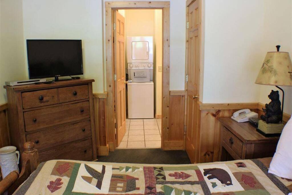 Smoky Mountain Retreat- With Modern Amenities In The Heart Of Pf Holiday home