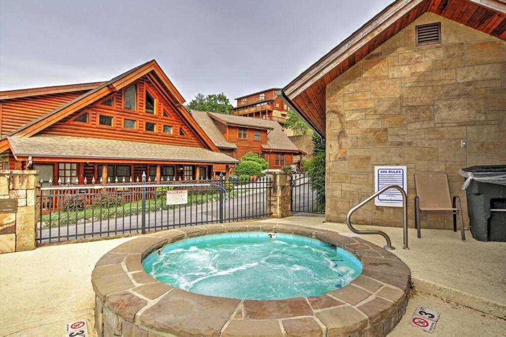 Smoky Mountain Retreat- With Modern Amenities In The Heart Of Pf *
