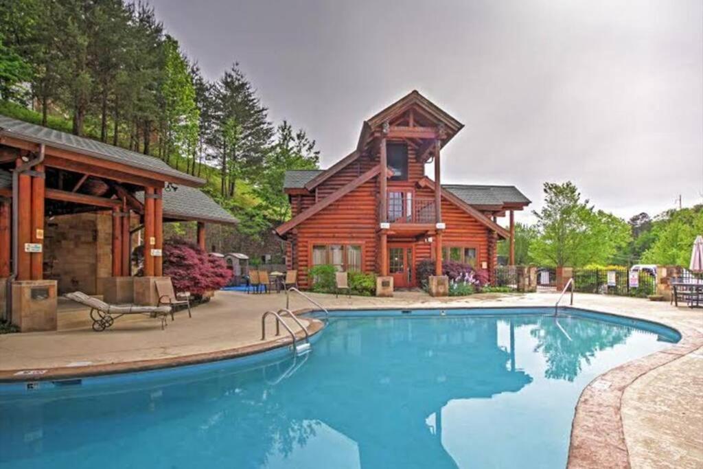 Smoky Mountain Retreat- With Modern Amenities In The Heart Of Pf Holiday home *