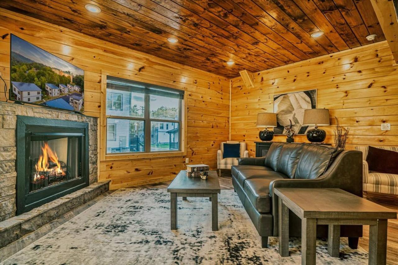 Brand New 4/4 Minutes To Dollywood! Hot Tub! Holiday home *