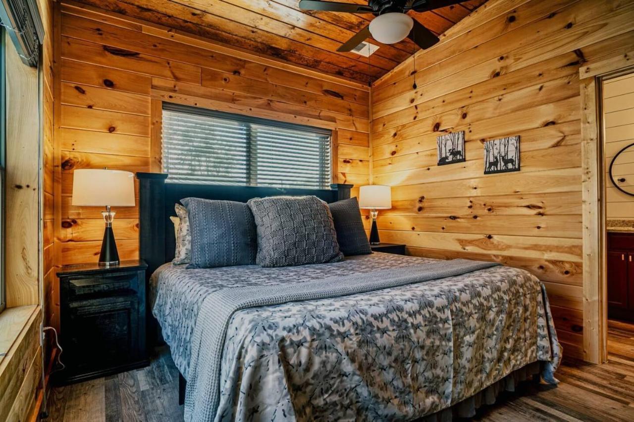 Brand New 4/4 Minutes To Dollywood! Hot Tub! * Pigeon Forge