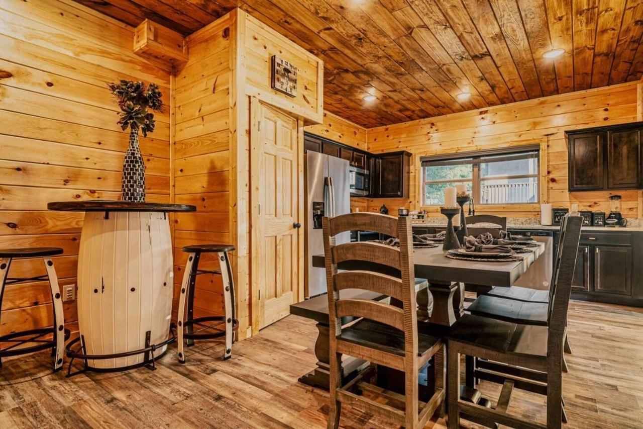 Brand New 4/4 Minutes To Dollywood! Hot Tub! Holiday home Pigeon Forge