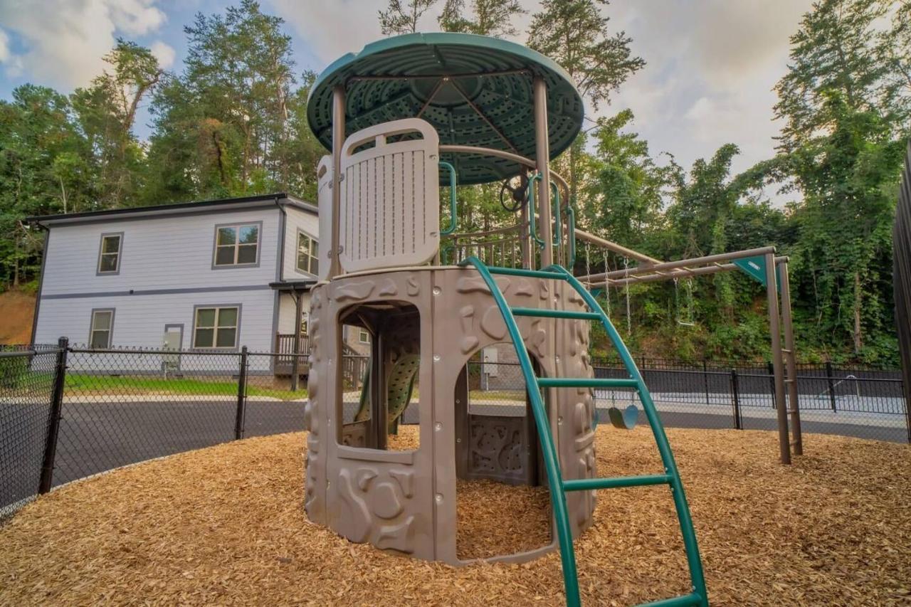 Holiday home Brand New 4/4 Minutes To Dollywood! Hot Tub!