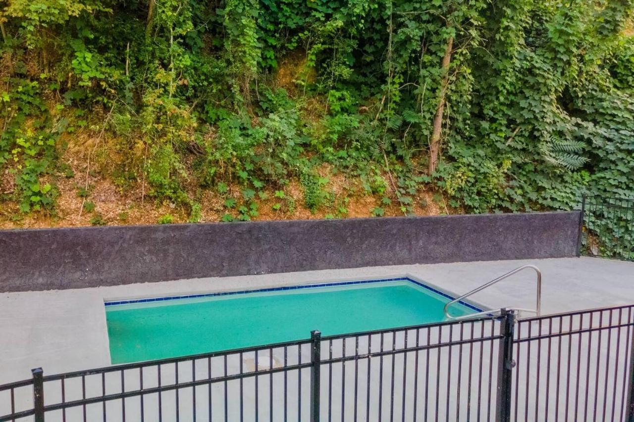 Holiday home Brand New 4/4 Minutes To Dollywood! Hot Tub! *