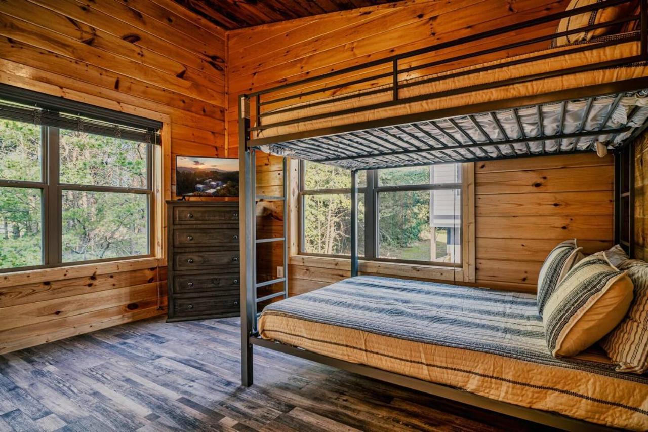 Holiday home Brand New 4/4 Minutes To Dollywood! Hot Tub! Pigeon Forge